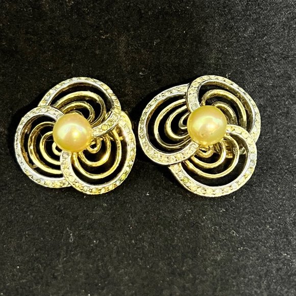 Crown Trifari Gold Tone Faux Pearl & Rhinestone Earrings & Brooch Set (3681) - Picture 5 of 8